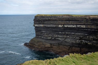 Sersemletici katmanlı uçurumlar sakin okyanusla buluşur, güzellikleri ve jeolojik oluşumları gözler önüne serer..