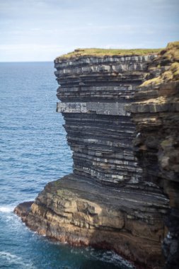 Muhteşem bir okyanus kayalığı, doğaları, olağanüstü sanatsal özellikleri ve jeolojik harikaları zamanla şekillendirerek gözler önüne serer.
