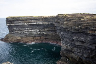 Manzarada, doğa meraklıları için ideal olan sakin okyanus dalgalarıyla buluşan engebeli uçurumlar yer alıyor.