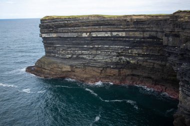 Huzurlu denizin üzerinde heybetli uçurumlar yükseliyor, çarpıcı doğalar sergiliyor güzellikler ve karmaşık jeolojik oluşumlar.