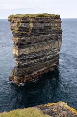 Denizden çıkan nefes kesici bir kaya oluşumu doğal güzellikler ve jeolojik çizgiler sergiliyor..
