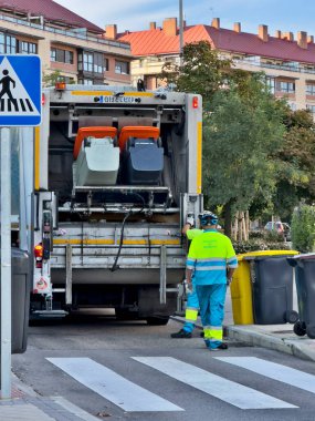Çöp kamyonu konteynırları