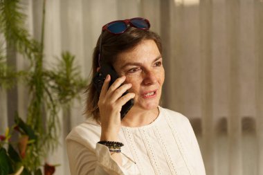 Telefondaki Kadın Gülümseyerek Konuşuyor