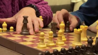 Aile üyeleri satranç maçına konsantre olurken aynı zamanda rahat karavanlarında kaliteli zaman geçiriyorlar.