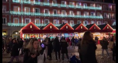 Müşteriler, İspanya Plaza Belediye Başkanı Madrid 'deki canlı Noel pazarında renkli tezgahlara göz atıyorlar.