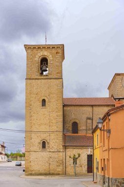 Çevresindeki binaların üzerinde yükselen San Miguel Arcngel Kilisesi 'nin çan kulesi Villamelendro de Valdavia' nın tarihsel önemini vurgular.