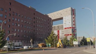 Madrid, İspanya 'da inşaat işçileri yeni bir apartman bloğu inşa ediyorlar