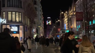 Madrid, İspanya, Cityscape, 02-03-2025: Madrid Şehir Merkezi 'nde Gran Va caddesinde yürüyen turistler ve yerel halk