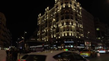 Madrid, İspanya, Cityscape, 02-03-2025: Madrid 'de Gran Va caddesinin gece görüşü