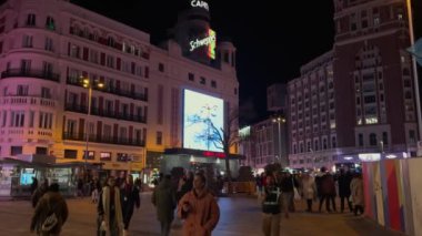 Madrid, İspanya, Cityscape, 02-03-2025: Callao Meydanı, Madrid, İspanya 'da yürüyen turistler ve yerel halk