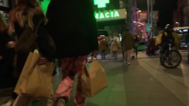 Madrid, İspanya, Cityscape, 02-03-2025: Madrid şehir merkezinde Gran Va caddesinde gece yürüyen kalabalık