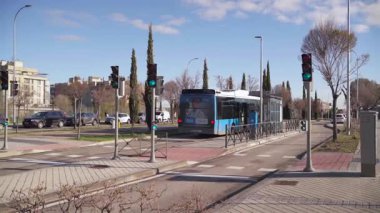 Madrid, İspanya, Sanchinarro, 03-12-2025: Sanchinarro, Madrid 'de toplu taşıma otobüsü