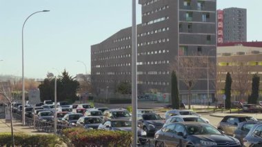 Madrid, İspanya, Sanchinarro, 03-12-2025: Sanchinarro, Madrid 'de toplu taşıma otobüsü