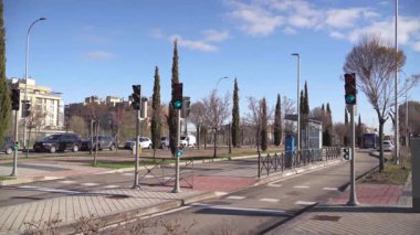 Madrid, İspanya, Sanchinarro, 03-12-2025: Sanchinarro, Madrid 'de toplu taşıma otobüsü