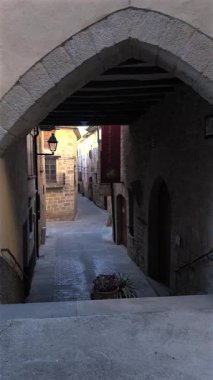 Kretas 'ın eski kasabasındaki dar kaldırım taşı sokak manzarası