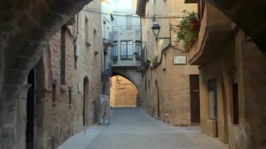 İspanya 'nın Teruel kentindeki Matarraa bölgesinde, Kretas' ta dar bir cadde boyunca uzanan taş kemer ve binalar.