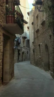 Taş evler ve balkonlar, İspanya 'nın Teruel bölgesindeki Matarraa bölgesinde yer alan büyüleyici bir köy olan Kretas' ta dar bir cadde üzerindedir.