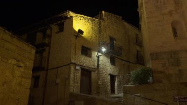 İspanya 'nın Teruel kentindeki Matarrana bölgesinde, Kretas' taki taş evler gece aydınlandı.