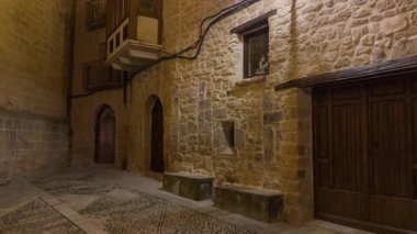 Taş duvarlar ve ahşap kapılar İspanya 'nın Teruel ilindeki Kretas, Matarrana dar sokaklarını karakterize ediyor.