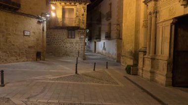 Karanlık çöktükten sonra sakin Matarrana bölgesine yerleşmiş antik İspanyol kasabasının tarihi mimari cephesine yumuşak bir ışık yansıyor.