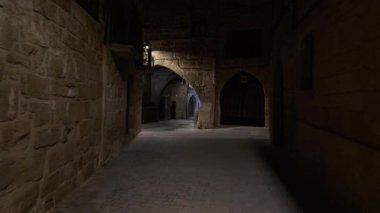 Taş kemerler ve kaldırım taşı sokaklar geceleri İspanya, Kretas 'ın kalbinde büyüleyici bir atmosfer yaratır.