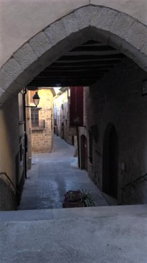 Kretas 'ın tarihi cazibesini gözler önüne seren dar kaldırım taşlı cadde, geleneksel mimari detaylar ve güneşli perspektiflerle Matarrana bölgesine yerleşmiştir.