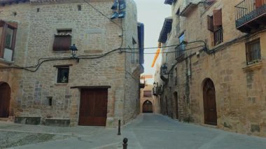 Taş binalar ve dar sokaklar Matarrana, Teruel, İspanya 'nın tarihi Kretas kasabasını karakterize ediyor.