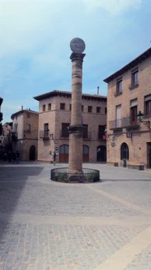 Orta Çağ İspanyol köyünün orta meydanında belirgin bir şekilde duran tarihi taş pillorisi, Aragon 'un Matarrana bölgesinin Kretas kentindeki geleneksel mimari yapısını gözler önüne seriyor.