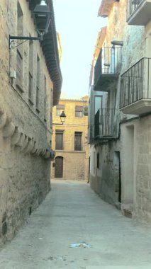 İspanya 'nın Teruel bölgesindeki büyüleyici bir köy olan Kretas' ta dar bir cadde boyunca uzanan taş binalar.