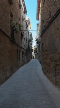 İspanya 'nın Teruel kentindeki Matarrana bölgesinde, Kretas' ta dar ve asfalt bir caddeye uzanan taş binalar.