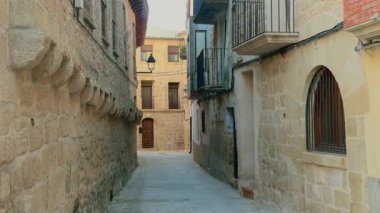 İspanya 'nın Teruel kentindeki Matarrana bölgesinde, Kretas' ta dar ve asfalt bir cadde boyunca uzanan taş evler.