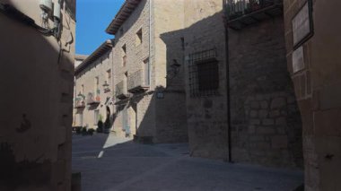 İspanya 'nın Teruel kentindeki Matarrana bölgesinin mimari cazibesini sergileyen geleneksel taş binalar, güneş ışığıyla yıkanmış, Kretas' ta dar bir cadde oluşturuyorlar.