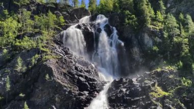Gloppefoss, Norveç 'in güneyindeki Setesdal Vadisi' nde yer alan bir şelaledir. Bereketli yeşil ormanlarla çevrili kayalık uçurumlardan aşağı doğru çağlayan kayalar, özellikle yağmur yağdıktan sonra, su akışının en güçlü olduğu yerde, pitoresk bir manzara sunuyor..
