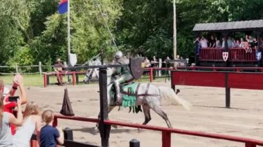 Nykbing Falster, Danimarka 'daki ortaçağ şövalye turnuvasının videosu. Atış talimi yapan şövalye, düellodan önce bu tarihi tema parkında tezahürat yapan kalabalıkla çevrili..