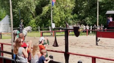 Ortaçağ atlı şövalyeler turnuvası Nykbing Falster, Danimarka 'daki Ortaçağ Merkezi' nde. Bu tarihi tema parkında iki şövalye birbirine karşı mızrak dövüşü yaparken tezahürat yapan kalabalıklarla çevrili..