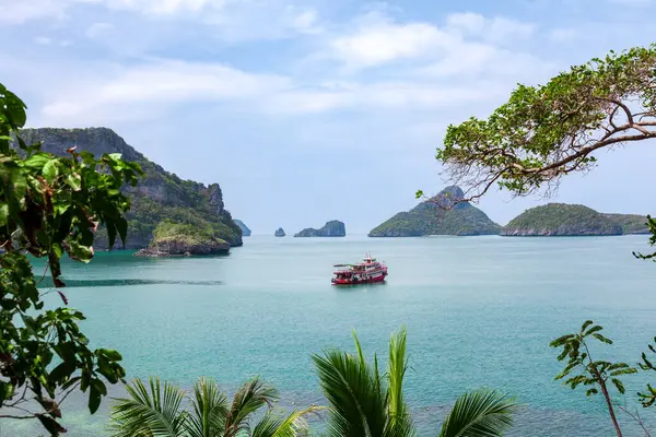 Tayland 'daki Mu Ko Ang Tanga Ulusal Deniz Parkı' nın turkuaz sularında küçük bir gemi sürükleniyor. Bereketli yeşil adalar ve açık mavi gökyüzünün altında bu tropikal cennet nefes kesici manzaralar, huzurlu titreşimler ve unutulmaz bir macera sunuyor..