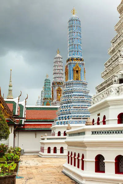 Bangkok, Tayland 'daki Büyük Saray' ın nefes kesici manzarası dramatik bulutlu gökyüzüne karşı çeşitli çarpıcı kuleler ve yapılar sergiliyor..