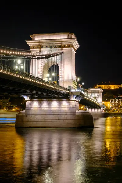 Çarpıcı Zincir Köprüsü, sakin Tuna Nehri 'ni yansıtan geceleri çok güzel aydınlatılıyor. Bu ikonik yapı Buda ve Pest 'i birbirine bağlıyor, çarpıcı görüşler sunuyor ve Budapeşte' nin mimari zarafetinin bir sembolü olarak hizmet veriyor..