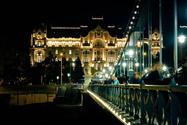 Budapeşte 'deki Tuna Nehri boyunca çok güzel aydınlatılmış bir bina. Köprü, manzarayı ziyaretçiler ve yöre sakinleri için büyüleyici hale getiriyor..