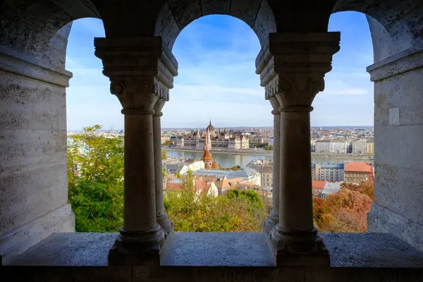 Tuna Nehri ve Budapeşte 'nin güzel mimarisinin yer aldığı Balıkçı Kalesi' nin çarpıcı bir perspektifi. Manzara, şehrin zengin tarihinin ve doğanın yeşillikleri arasındaki canlı atmosferinin özünü yakalıyor..
