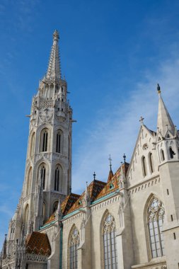 Macaristan 'ın Budapeşte kentinde yer alan Matthias Kilisesi, çarpıcı Gotik mimarisi ve karmaşık ayrıntılarıyla tanınıyor. Etkileyici kulesi ve renkli çatı kiremitleri ziyaretçileri çekiyor ve bu da onu şehirde önemli bir dönüm noktası haline getiriyor..
