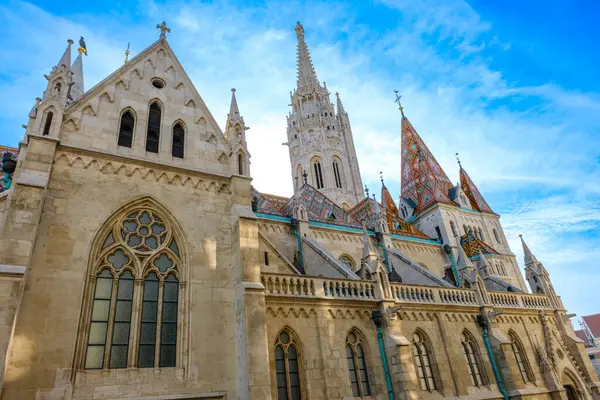 Macaristan 'ın Budapeşte kentinde çarpıcı bir mimari yapı olan Balıkçı Kalesi' ndeki Aziz Matthias Kilisesi 'nde karmaşık taretler ve kentin çarpıcı manzaraları yer alıyor. Neo-Romanesk tarzı pek çok ziyaretçiyi cezbediyor.