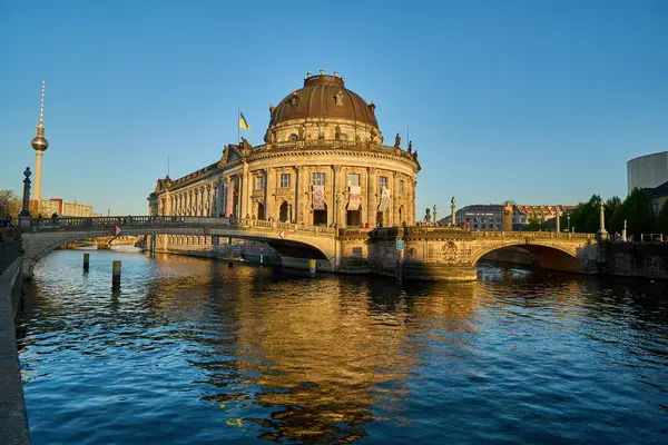 Berlin 'deki Müze Adası' nda yer alan Bode Müzesi, Spree Nehri 'nin çarpıcı mimarisi ve dingin manzarasına sahiptir. Güneşli sahne, müzenin güzelliğini şehrin arka planına yansıtıyor..