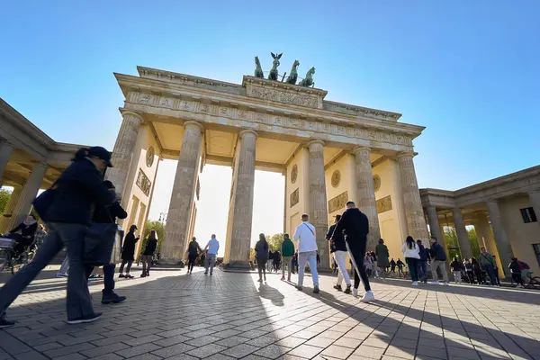 Berlin 'in simgesi olan ikonik Brandenburg Kapısı ziyaretçilerle dolup taşıyor. Neoklasik mimarisi ve tarihsel önemi, Almanya 'nın başkentinin kalbinde önemli bir yer edinmek için her yerden insanları kendine çekiyor..