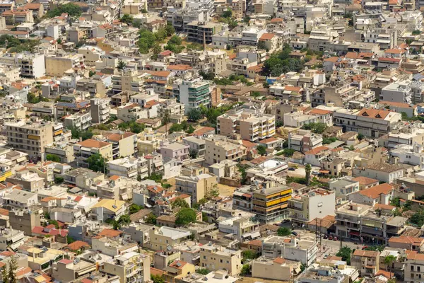 Bu hava görüntüsünde Yunanistan 'ın Argos kentindeki çeşitli konut binalarıyla dolu yoğun bir kent alanı yer alıyor. Planda, kentin canlı toplumunu yansıtan çatılar, yeşillik ve mimari tarzların bir karışımı yer alıyor..
