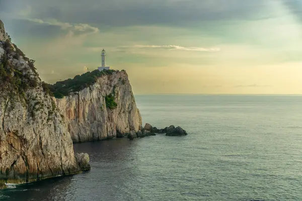 Bir deniz feneri engebeli bir uçurumun üzerinde, dramatik bir gökyüzünün altında, masmavi denizle çevrili duruyor. Sahne, doğanın dingin ama güçlü güzelliğini yakalar, sahil aşıkları ve deniz manzaralarını takdir edenler için mükemmeldir..