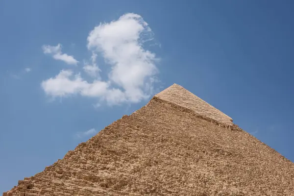 Büyük Giza Piramidi olarak da bilinen Khufu Piramidi kireçtaşı blokları ve parlak mavi gökyüzüne karşı keskin apeksiyle görkemli bir şekilde yükseliyor. Bu antik harikalar Mısır 'ın zengin tarihini ve mimari dehasını yansıtır..