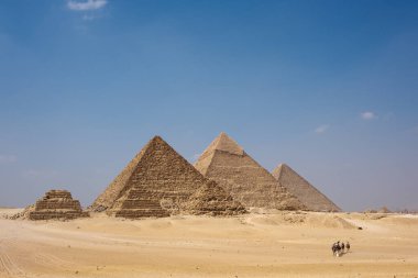 Giza Piramitleri, Mısır 'ın kumlu manzarasında görkemli bir şekilde duruyor ve antik mimariyi gözler önüne seriyor. Bu ikonik yapılar antik Mısırlıların mühendislik hünerlerinin bir göstergesidir ve sayısız ziyaretçi çeker..