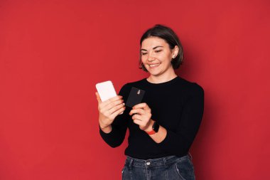 Bayan elinde kredi kartıyla akıllı telefondan alışveriş yapıyor..