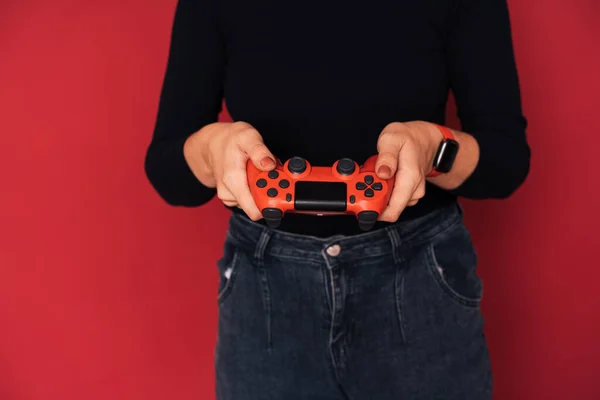 Mulher Segurando Gamepad Suas Mãos Contra Fundo Vermelho — Fotografia de Stock